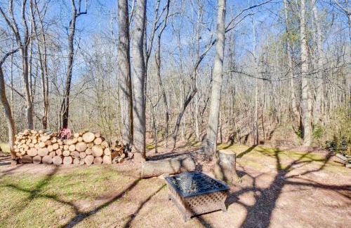 Arcade Apartment | Rustic Jefferson Retreat w/Fire Pit: Near Athens!