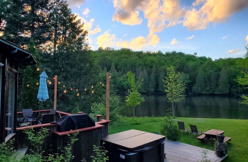 St-Adolphe-d'Howard Ski Chalet | Rustic lakeside cottage with spa