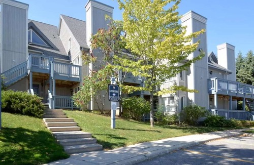 Craigleith Condo | Rustic Mountainside Chalet