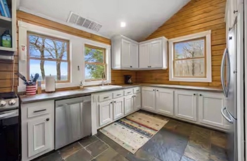 Liberty Cabin | Rustic Mountainside Cabin: “Liberty Lodge”