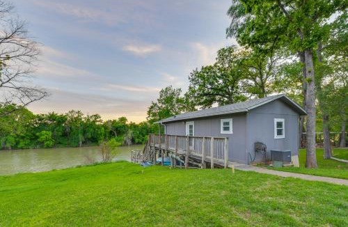 Waco Apartment | Rustic River Cabin w/Dock + Covered Deck!
