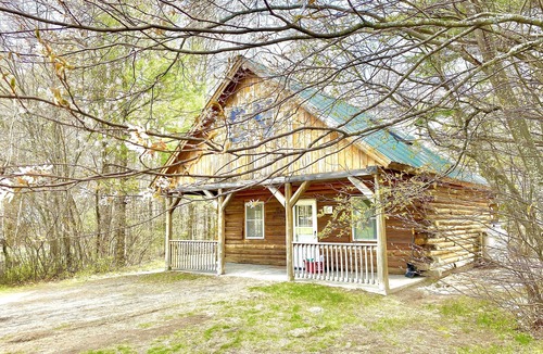 Twin Mountain Cabin | Rustic riverfront cabin- 15 minutes from the Cog Railway and Crawford Notch.