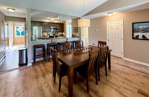 Bretton Woods Apartment | S29 Top-Floor Bretton Woods Condo with Stunning Mount Washington Views & Cozy Fireplace