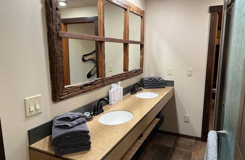 Seward Cabin | Safari Lodge