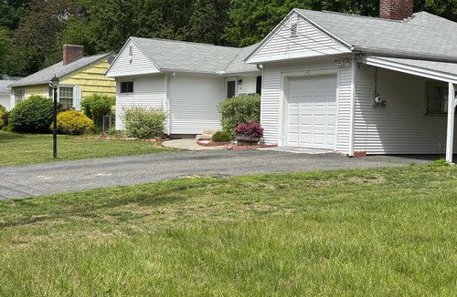 Springfield Apartment | Safe & Quiet 3BR Cape: Sunroom