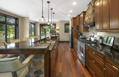 Bolton Landing House | Sagamore Golf House|Wine Cellar|Movie Theater|15 beds|Hot Tub|Pet Friendly|