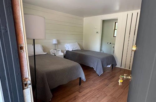Saratoga Springs Apartment | Saratoga Garden Motel - Room 8