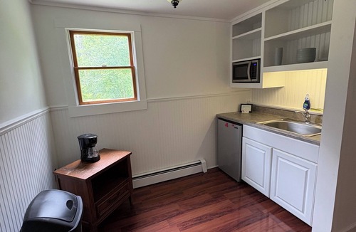 Saratoga Springs Apartment | Saratoga Garden Motel - Room 1