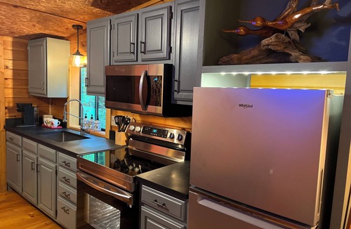 Greenfield Center Cabin | 🐎Saratoga Track & Streamside Retreat 🌲 - Relax, Hike, Shop & Dine!
