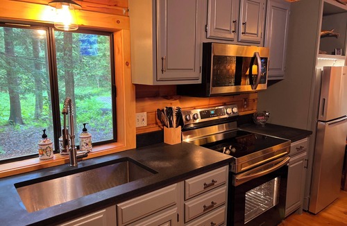 Greenfield Center Cabin | 🐎Saratoga Track & Streamside Retreat 🌲 - Relax, Hike, Shop & Dine!