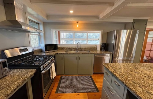 Cash Corner House | SAUNA - Spacious and Centrally Located! Two Connected Apartments- Sleeps 11