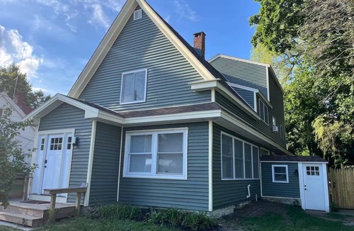 Cash Corner House | SAUNA - Spacious and Centrally Located! Two Connected Apartments- Sleeps 11