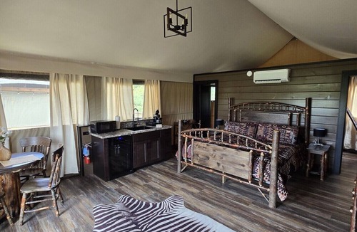 Town of Sullivan RV Rental | Scimitar Oryx Luxury Tent 7