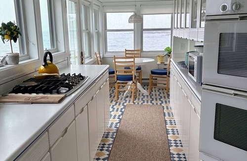 Peaks Island House | Sea Glass - Peaks Island Backshore oceanfront cottage with stunning views!