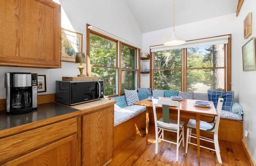 Waldoboro House | Sea Heather Cottage: Sunny Waterfront Escape for N