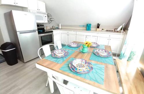 Naples Park Apartment | SEA LA VIE COZY BEACH HOME ON 500 BLOCK, Walk to beach only half mile away, SLEEPS 6