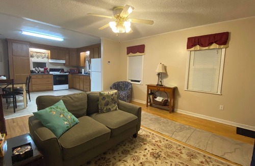 St. Marys House | Seagrove House in Historic District- Dog Friendly, 2 Blocks from Riverfront Park
