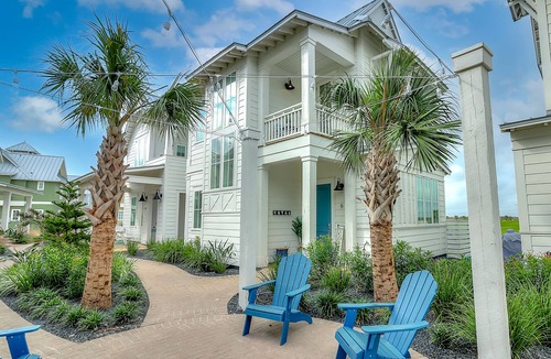 Port Aransas Cabin | Seaside Cottage with resort pools, golf course views, & beach gear
