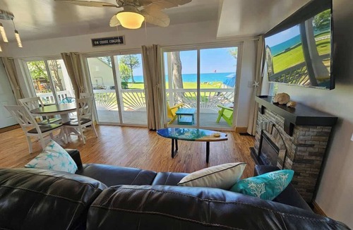 Madison-on-the-Lake Apartment | SeaSide Lake-Front Cottage