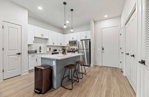 Dallas Design District Apartment | Seasonal Discount 1 BR , FREE Parking , Near AAC , Design District