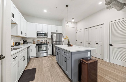 Dallas Design District Apartment | Seasonal Discount 1 BR , FREE Parking , Near AAC , Design District