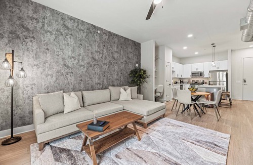 Dallas Design District Apartment | Seasonal Discount 1 BR , FREE Parking , Near AAC , Design District