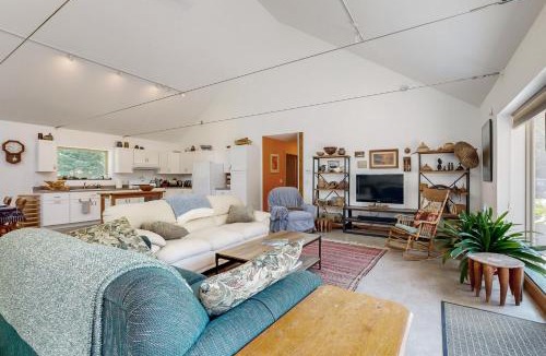 Ellsworth House | Secluded 2 BR Cottage w/Private W/D, WiFi & Patio