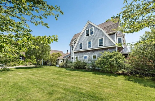 Narragansett House | Secluded 7000sq foot home 5 minutes from the beach and 15 minutes from Newport!
