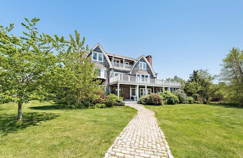 Narragansett House | Secluded 7000sq foot home 5 minutes from the beach and 15 minutes from Newport!