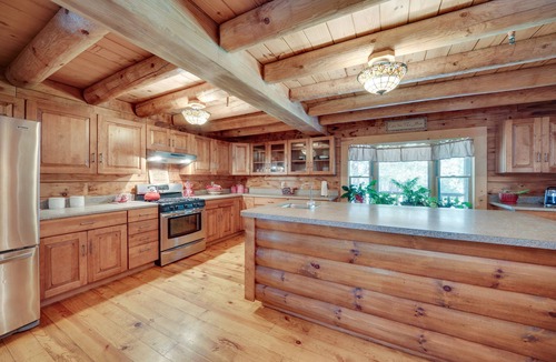 Octavia Cabin | Secluded Broken Bow Cabin w/Fire Pit and Deck!