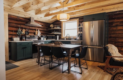 Naples Cabin | Secluded cabin New saltwater hot tub Stream