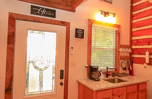 Flint Cabin | Secluded Lake Palestine Cabin with private Hot Tub and Fire Pit