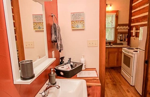 Flint Cabin | Secluded Lake Palestine Cabin with private Hot Tub and Fire Pit
