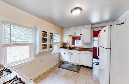 Queensbury Cottage | Secluded, romantic cottage with stunning views of the Hudson River