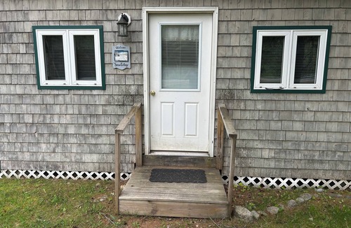 Somerset County Cottage | Serene 1-bedroom cottage with Full Kitchen, TV, WIFI and AC in The Forks
