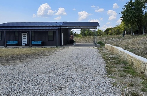 Farmersville Cabin | Serene Modern Barndo with AC in Farmersville - Perfect getaway for four