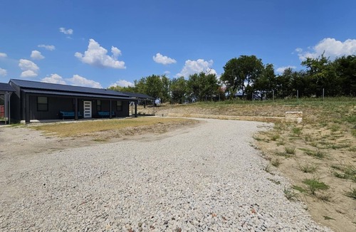 Farmersville Cabin | Serene Modern Barndo with AC in Farmersville - Perfect getaway for four