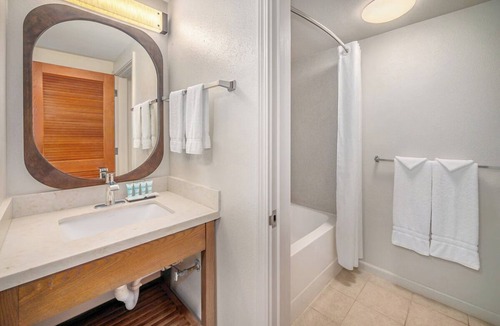 Kahului Hotel | Serene Oceanfront Escape for Maui Adventure, Outdoor Pool, Pet-friendly!