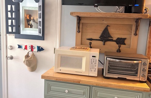 East Boothbay Condo | Serene, one-bedroom studio apartment on Linekin Bay in East Boothbay, Maine.