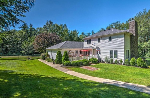 Orchard Park Apartment | Serene Orchard Park Apartment: Large Yard & Patio!