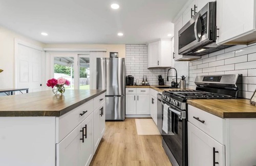 Cheektowaga House | Serene, Renovated 2BR near Airport w/Yard