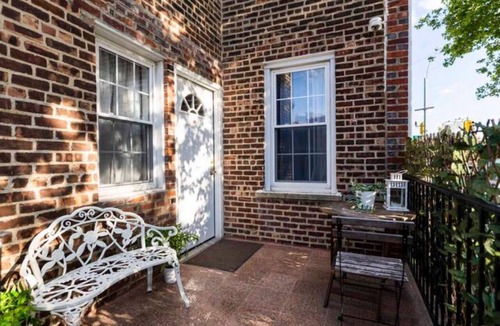 Queens Apartment | Serene Studio in Flushing on Main St with Free On-Site Parking and Laundry