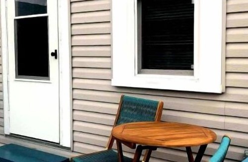 Geneva-on-the-Lake House | Serene Suite right off GOTL Strip! Sleeps 2!