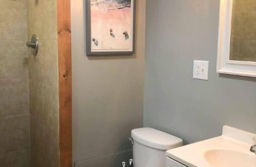 Geneva-on-the-Lake House | Serene Suite right off GOTL Strip! Sleeps 2!