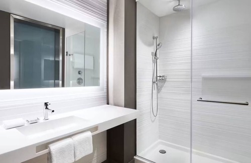 Portland Hotel | Serene Waterfront Room in Portland Perfect for Couples – Near Casco Bay Ferry