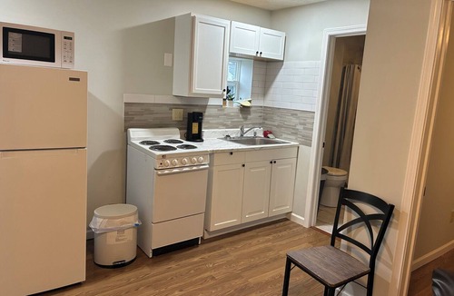Springfield Apartment | Serenity Tiny House, Full Kitchen, Living Room, 1 BDRM, Backyard