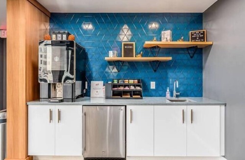 Downtown Columbus Apartment | Shades of Blue Elegant Suite l Free Parking + Gym