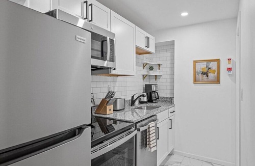 Shadyside Apartment | Shadyside, Central @4 Stylish and Central Studio with Free Parking