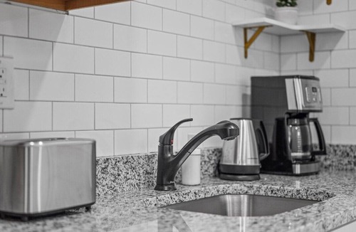 Shadyside Apartment | Shadyside, Central @4 Stylish and Central Studio with Free Parking