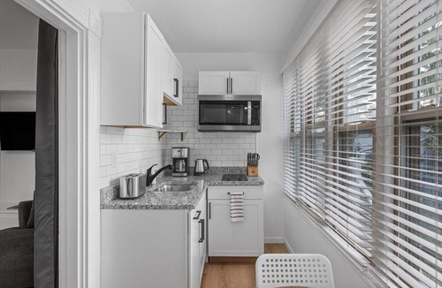 Shadyside Apartment | Shadyside, Central @5 Stylish and Bright Studio With Parking